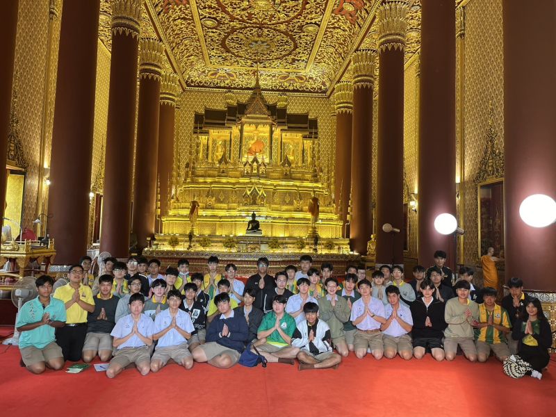 กิจกรรมทำบุญตักบาตรในช่วงเช้า ณ วัดเทพศิรินทราวาส