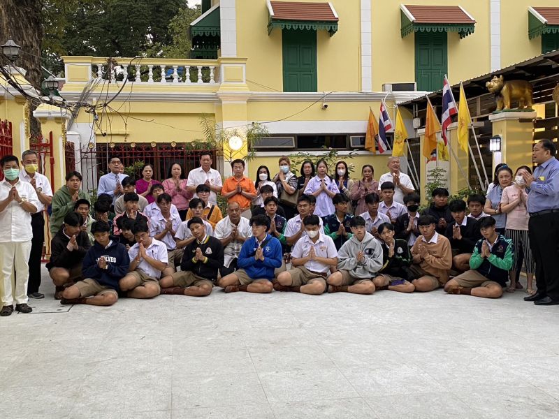 กิจกรรมทำบุญตักบาตรในช่วงเช้า ณ วัดเทพศิรินทราวาส