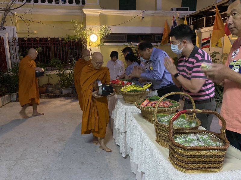 กิจกรรมทำบุญตักบาตรในช่วงเช้า ณ วัดเทพศิรินทราวาส