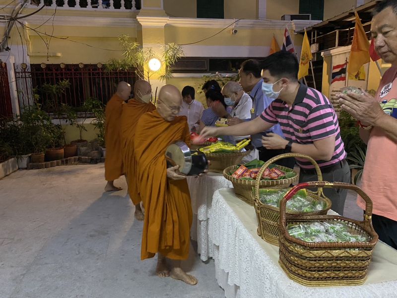 กิจกรรมทำบุญตักบาตรในช่วงเช้า ณ วัดเทพศิรินทราวาส