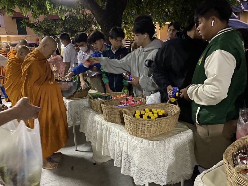 กิจกรรมทำบุญตักบาตรในช่วงเช้า ณ วัดเทพศิรินทราวาส