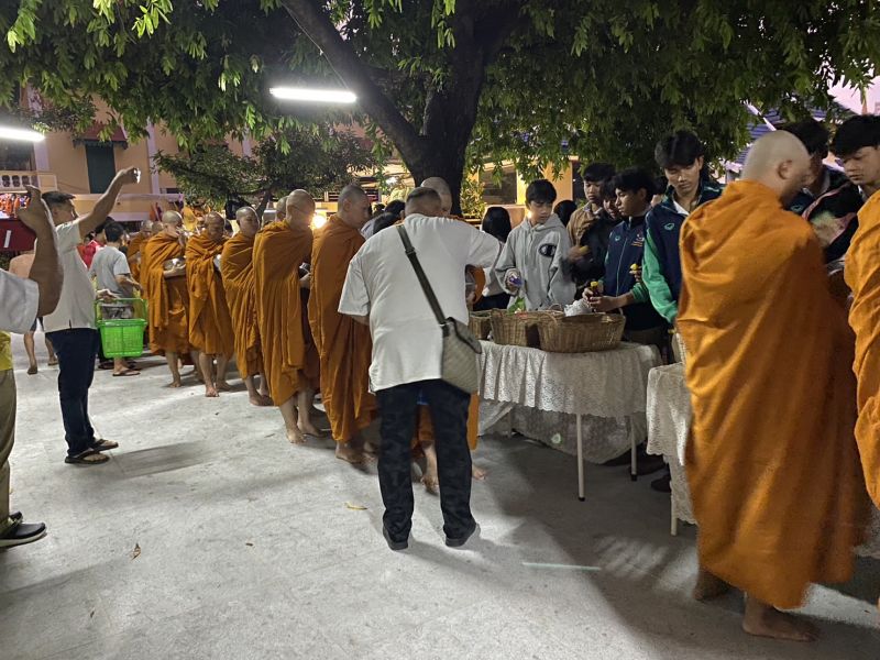 กิจกรรมทำบุญตักบาตรในช่วงเช้า ณ วัดเทพศิรินทราวาส