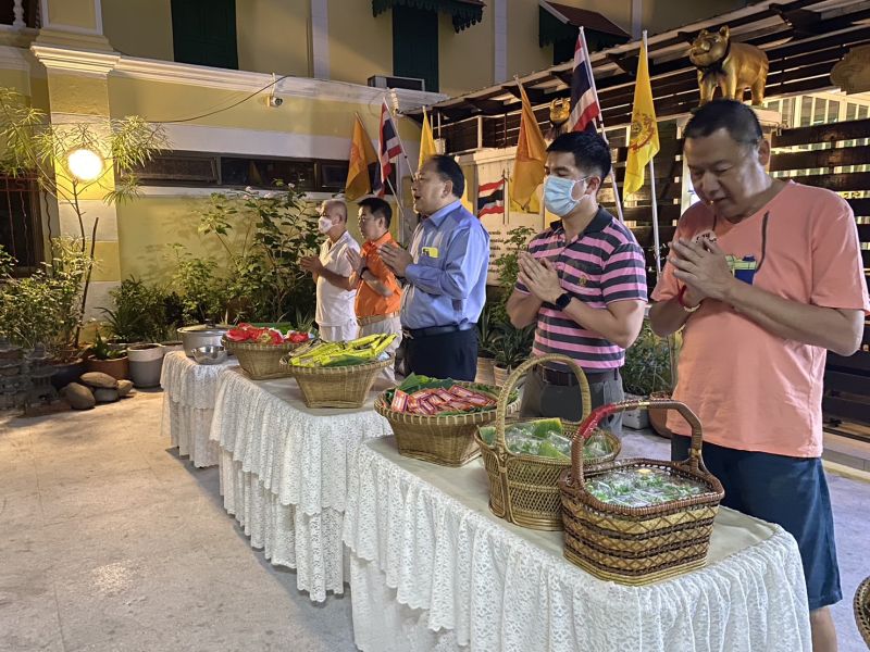กิจกรรมทำบุญตักบาตรในช่วงเช้า ณ วัดเทพศิรินทราวาส