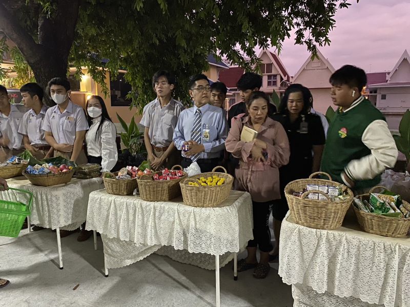 กิจกรรมทำบุญตักบาตรในช่วงเช้า ณ วัดเทพศิรินทราวาส