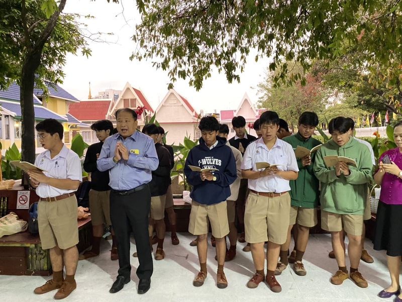 กิจกรรมทำบุญตักบาตรในช่วงเช้า ณ วัดเทพศิรินทราวาส