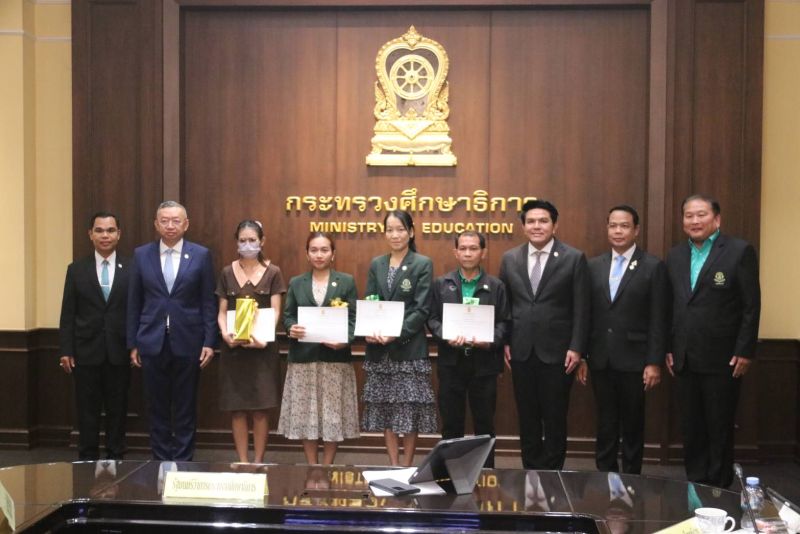 ครูและบุคลากรโรงเรียนเทพศิรินทร์ ช่วยตำรวจที่ประสบอุบัติเหตุบนถนน