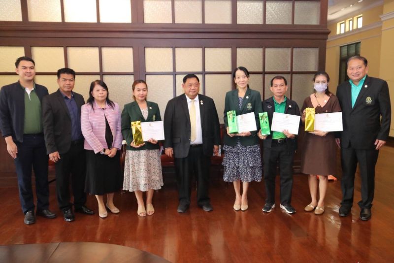 ครูและบุคลากรโรงเรียนเทพศิรินทร์ ช่วยตำรวจที่ประสบอุบัติเหตุบนถนน