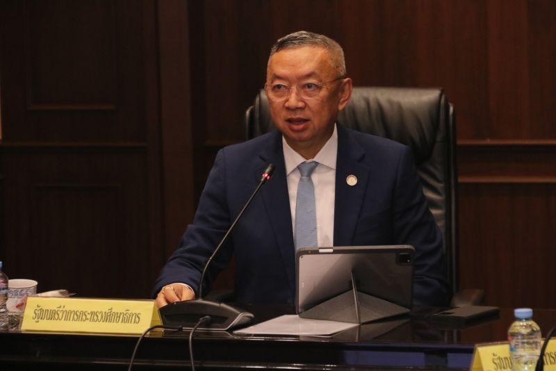 ครูและบุคลากรโรงเรียนเทพศิรินทร์ ช่วยตำรวจที่ประสบอุบัติเหตุบนถนน