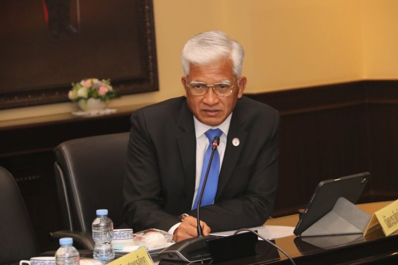 ครูและบุคลากรโรงเรียนเทพศิรินทร์ ช่วยตำรวจที่ประสบอุบัติเหตุบนถนน