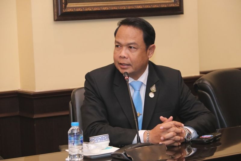 ครูและบุคลากรโรงเรียนเทพศิรินทร์ ช่วยตำรวจที่ประสบอุบัติเหตุบนถนน