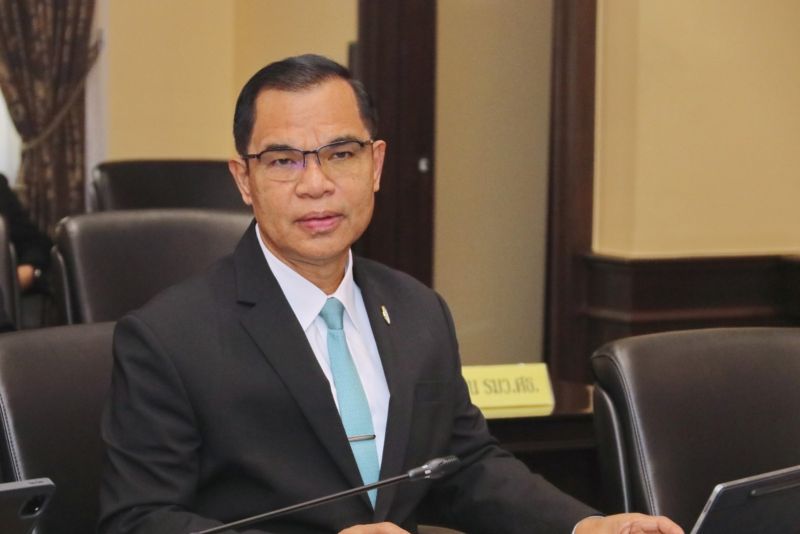ครูและบุคลากรโรงเรียนเทพศิรินทร์ ช่วยตำรวจที่ประสบอุบัติเหตุบนถนน