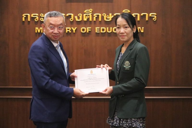 ครูและบุคลากรโรงเรียนเทพศิรินทร์ ช่วยตำรวจที่ประสบอุบัติเหตุบนถนน