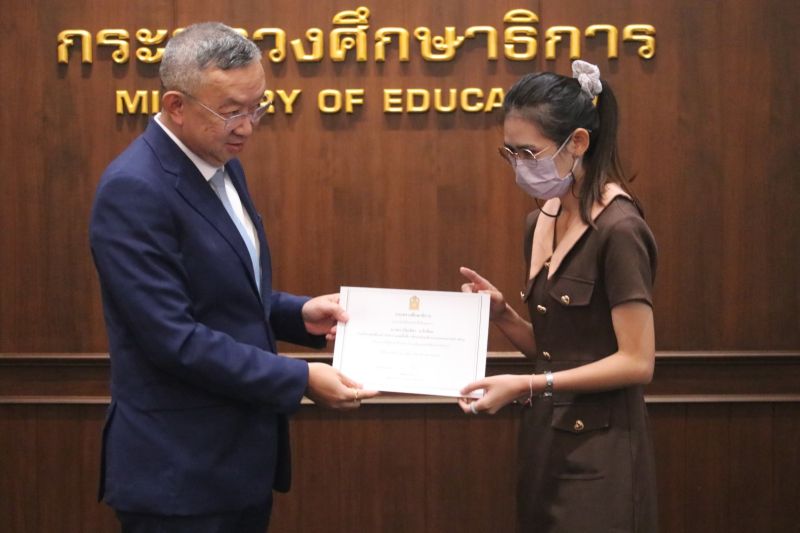 ครูและบุคลากรโรงเรียนเทพศิรินทร์ ช่วยตำรวจที่ประสบอุบัติเหตุบนถนน