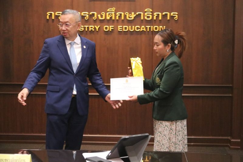 ครูและบุคลากรโรงเรียนเทพศิรินทร์ ช่วยตำรวจที่ประสบอุบัติเหตุบนถนน
