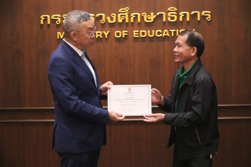 ครูและบุคลากรโรงเรียนเทพศิรินทร์ ช่วยตำรวจที่ประสบอุบัติเหตุบนถนน