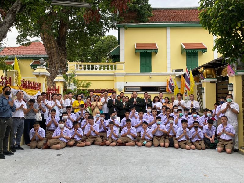 กิจกรรมทำบุญตักบาตรในช่วงเช้า ณ วัดเทพศิรินทราวาส