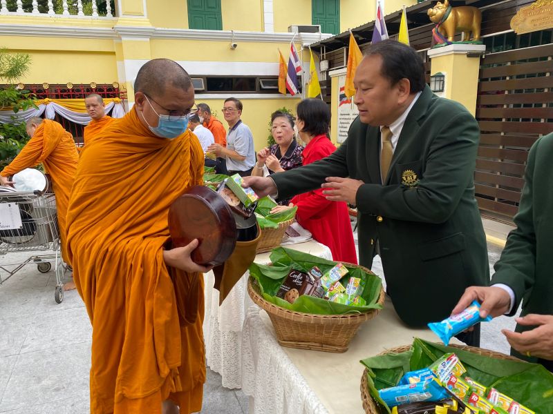กิจกรรมทำบุญตักบาตรในช่วงเช้า ณ วัดเทพศิรินทราวาส