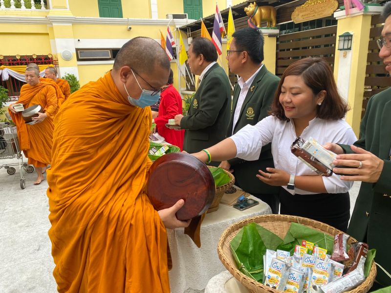 กิจกรรมทำบุญตักบาตรในช่วงเช้า ณ วัดเทพศิรินทราวาส