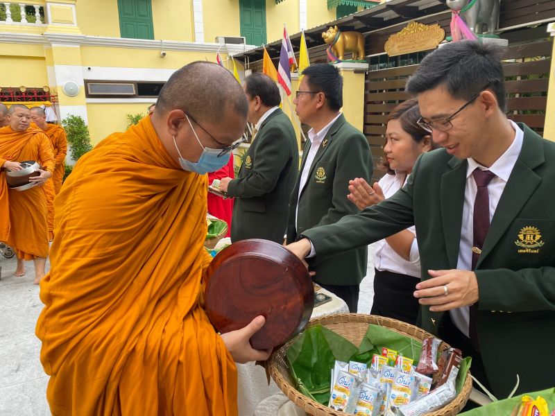 กิจกรรมทำบุญตักบาตรในช่วงเช้า ณ วัดเทพศิรินทราวาส