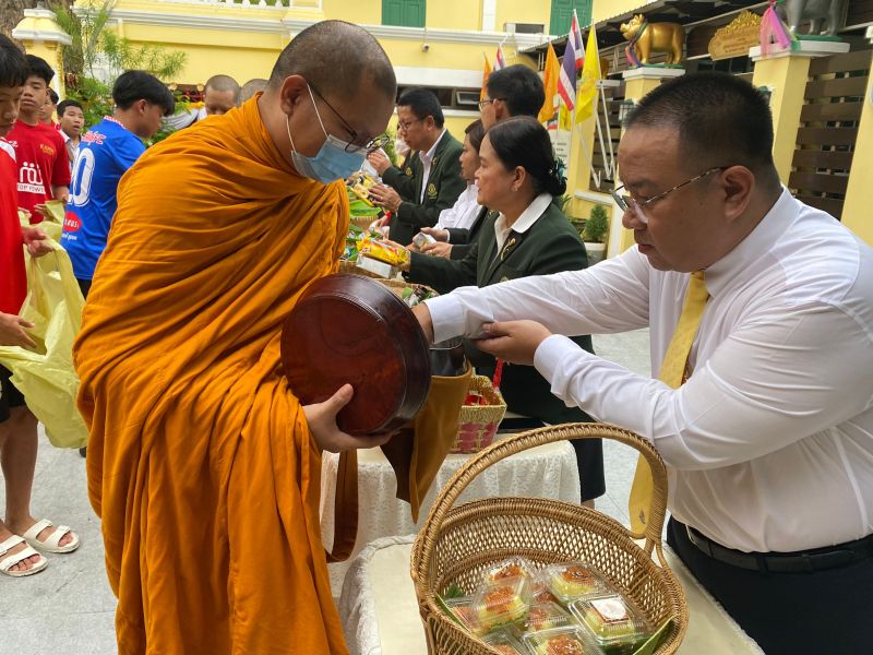 กิจกรรมทำบุญตักบาตรในช่วงเช้า ณ วัดเทพศิรินทราวาส