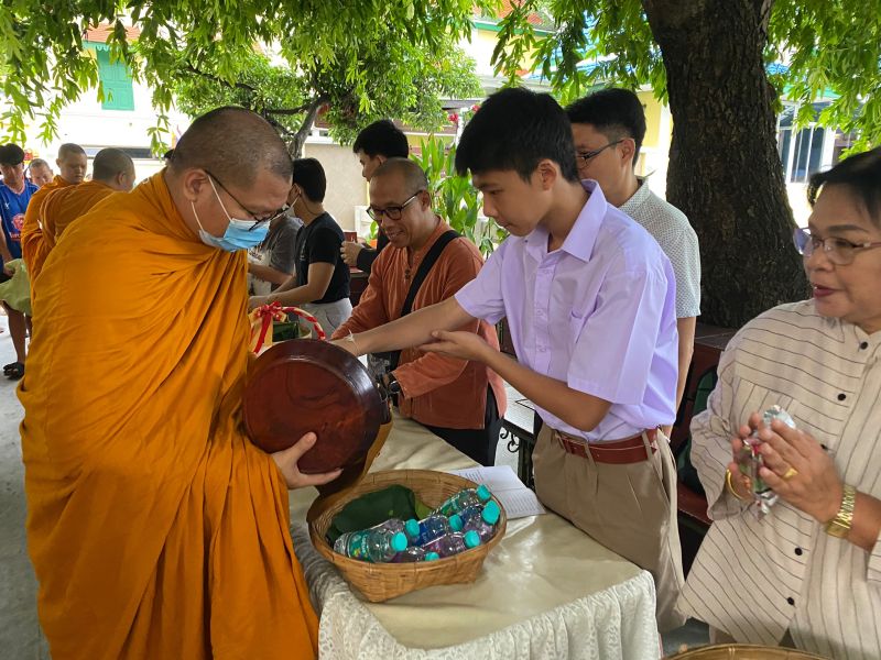 กิจกรรมทำบุญตักบาตรในช่วงเช้า ณ วัดเทพศิรินทราวาส