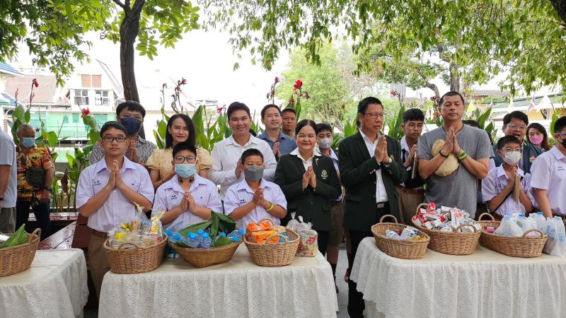 กิจกรรมทำบุญตักบาตรในช่วงเช้า ณ วัดเทพศิรินทราวาส