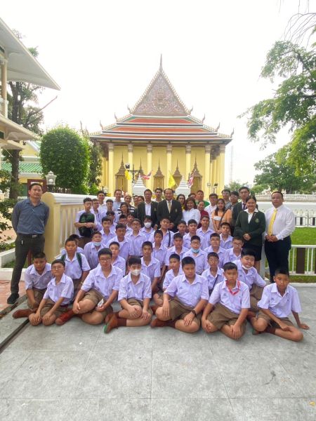 กิจกรรมทำบุญตักบาตรในช่วงเช้า ณ วัดเทพศิรินทราวาส