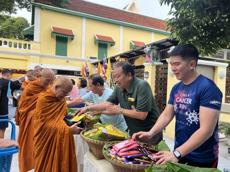 กิจกรรมทำบุญตักบาตรในช่วงเช้า ณ วัดเทพศิรินทราวาส