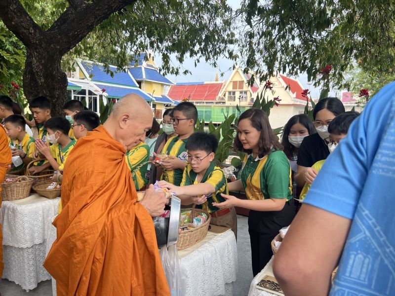 กิจกรรมทำบุญตักบาตรในช่วงเช้า ณ วัดเทพศิรินทราวาส