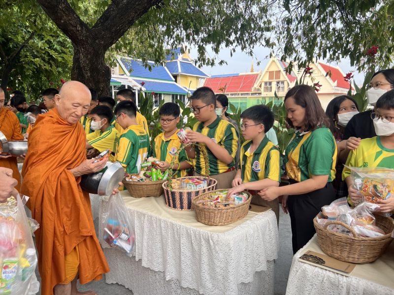 กิจกรรมทำบุญตักบาตรในช่วงเช้า ณ วัดเทพศิรินทราวาส