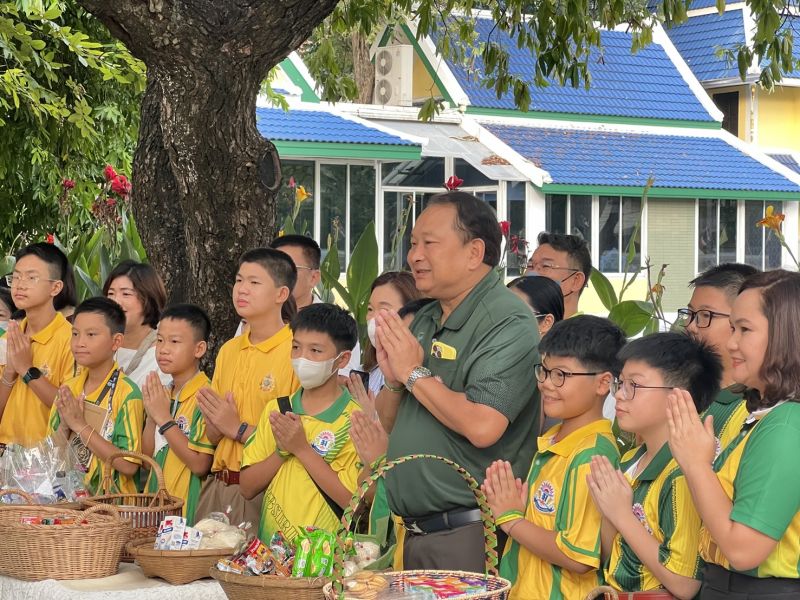 กิจกรรมทำบุญตักบาตรในช่วงเช้า ณ วัดเทพศิรินทราวาส