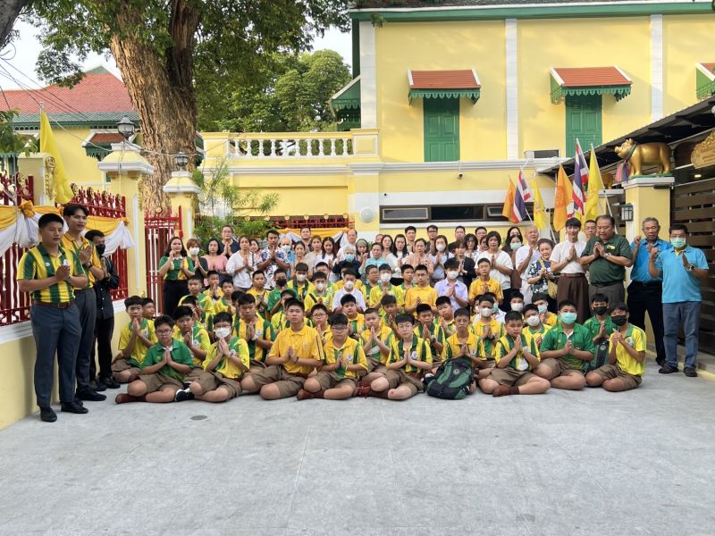 กิจกรรมทำบุญตักบาตรในช่วงเช้า ณ วัดเทพศิรินทราวาส