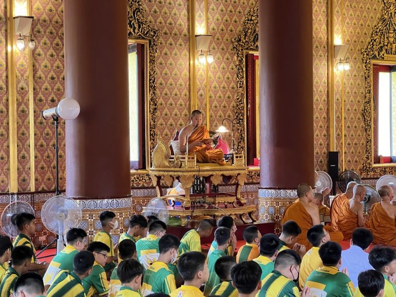 กิจกรรมทำบุญตักบาตรในช่วงเช้า ณ วัดเทพศิรินทราวาส