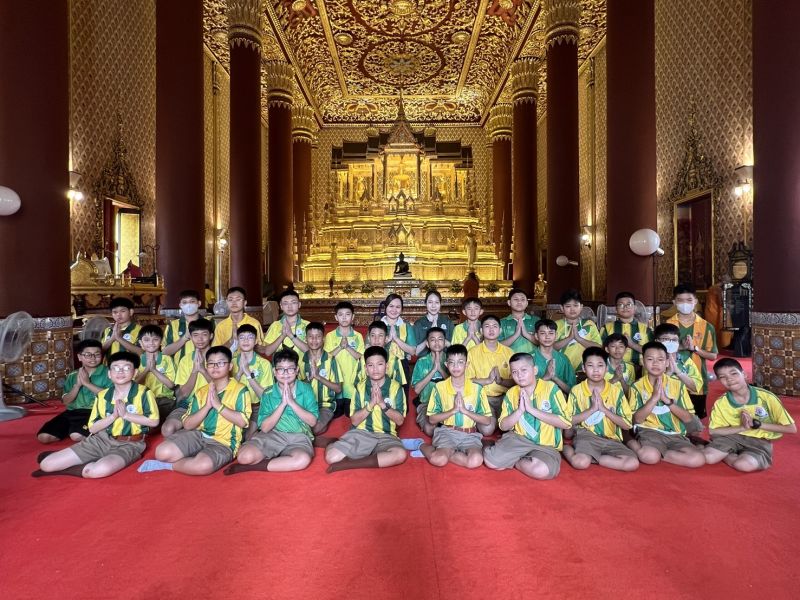 กิจกรรมทำบุญตักบาตรในช่วงเช้า ณ วัดเทพศิรินทราวาส