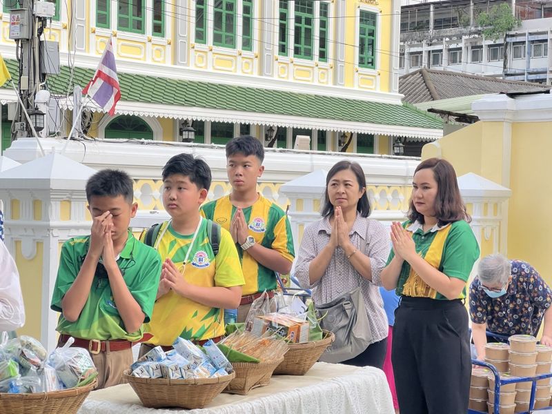 กิจกรรมทำบุญตักบาตรในช่วงเช้า ณ วัดเทพศิรินทราวาส