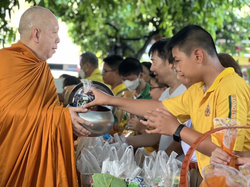 กิจกรรมทำบุญตักบาตรในช่วงเช้า ณ วัดเทพศิรินทราวาส