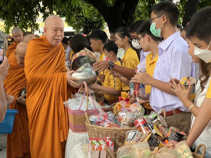 กิจกรรมทำบุญตักบาตรในช่วงเช้า ณ วัดเทพศิรินทราวาส