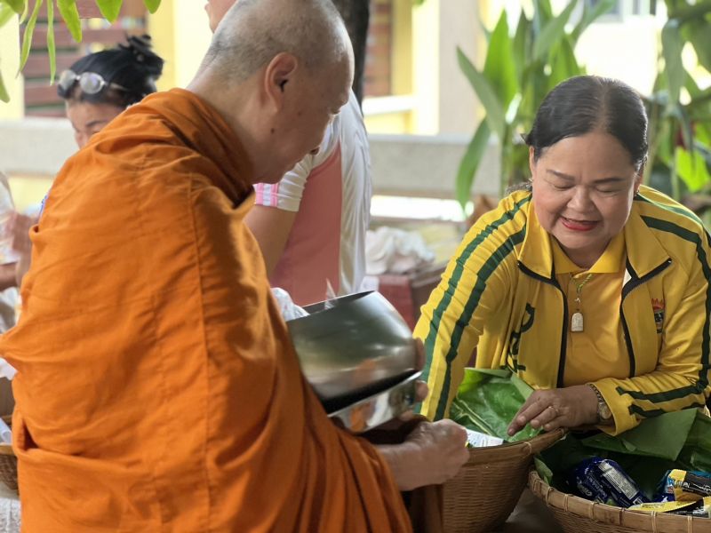 กิจกรรมทำบุญตักบาตรในช่วงเช้า ณ วัดเทพศิรินทราวาส