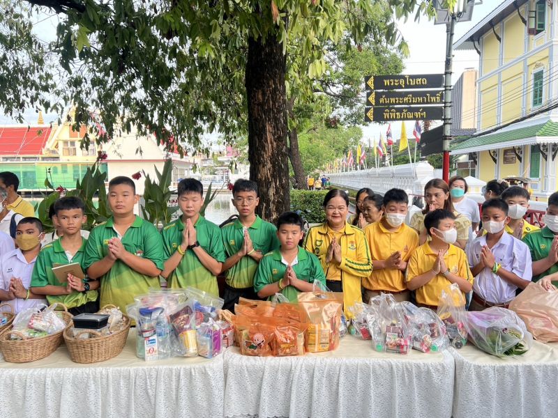 กิจกรรมทำบุญตักบาตรในช่วงเช้า ณ วัดเทพศิรินทราวาส
