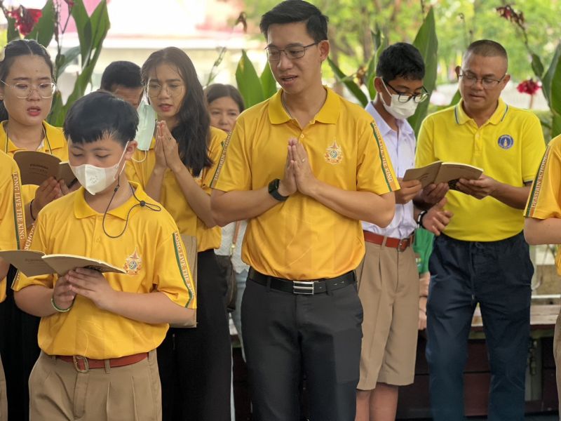 กิจกรรมทำบุญตักบาตรในช่วงเช้า ณ วัดเทพศิรินทราวาส