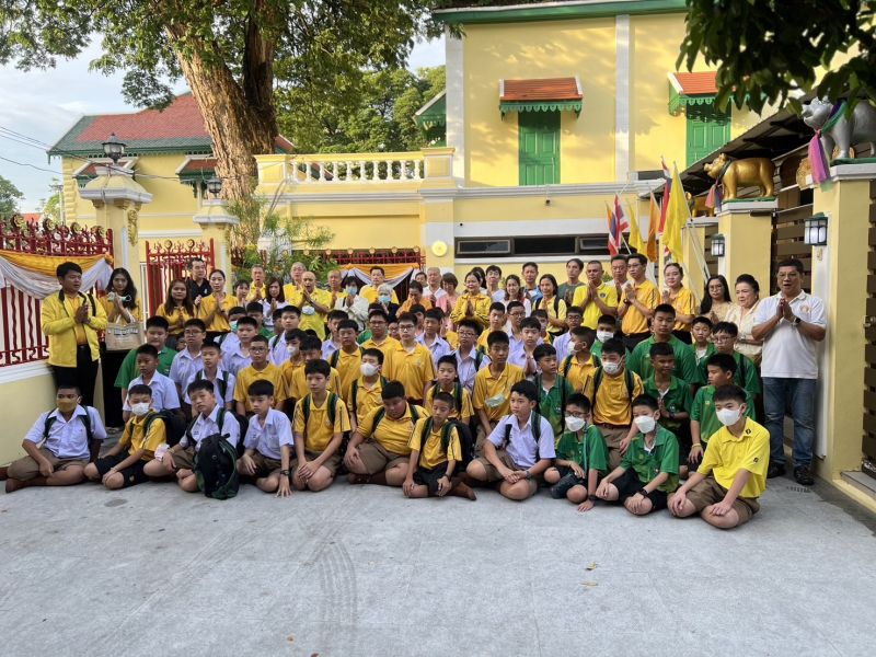 กิจกรรมทำบุญตักบาตรในช่วงเช้า ณ วัดเทพศิรินทราวาส