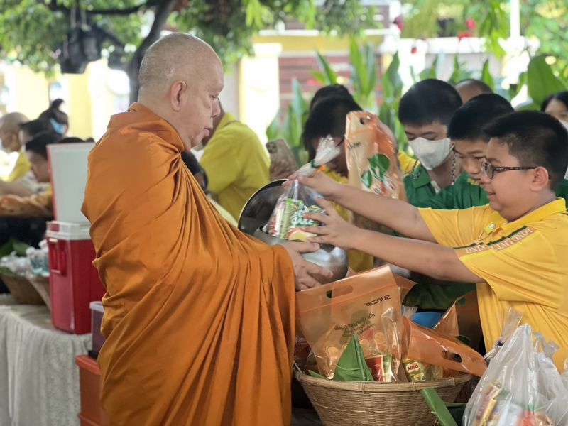 กิจกรรมทำบุญตักบาตรในช่วงเช้า ณ วัดเทพศิรินทราวาส