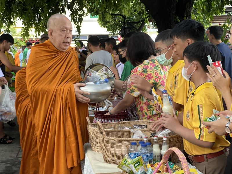 กิจกรรมทำบุญตักบาตรในช่วงเช้า ณ วัดเทพศิรินทราวาส