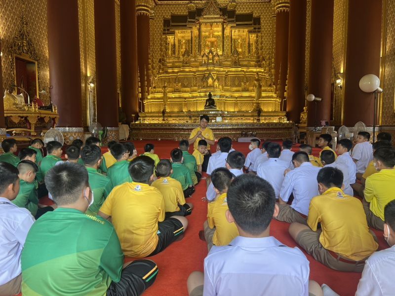 กิจกรรมทำบุญตักบาตรในช่วงเช้า ณ วัดเทพศิรินทราวาส