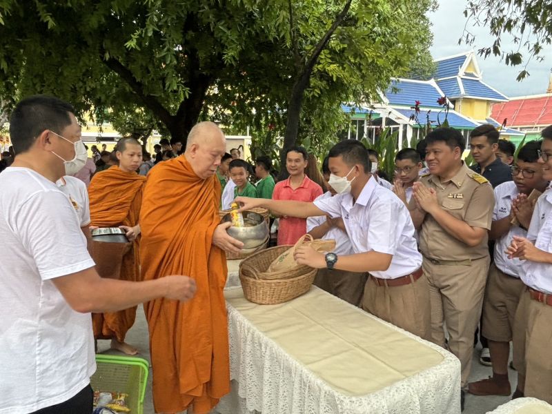 กิจกรรมทำบุญตักบาตรในช่วงเช้า ณ วัดเทพศิรินทราวาส