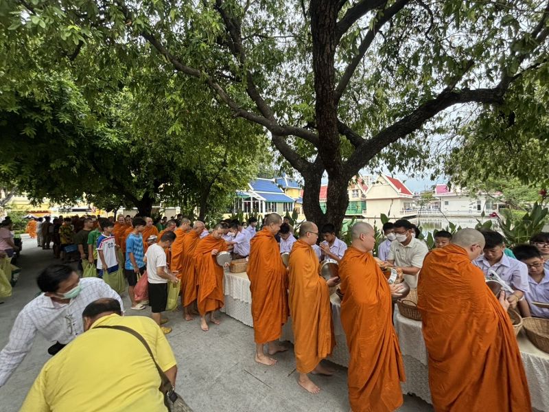 กิจกรรมทำบุญตักบาตรในช่วงเช้า ณ วัดเทพศิรินทราวาส