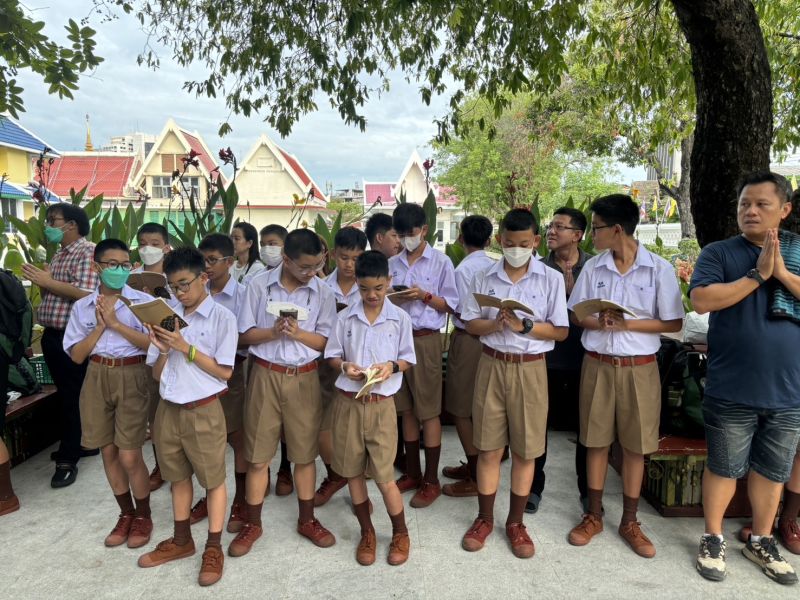 กิจกรรมทำบุญตักบาตรในช่วงเช้า ณ วัดเทพศิรินทราวาส