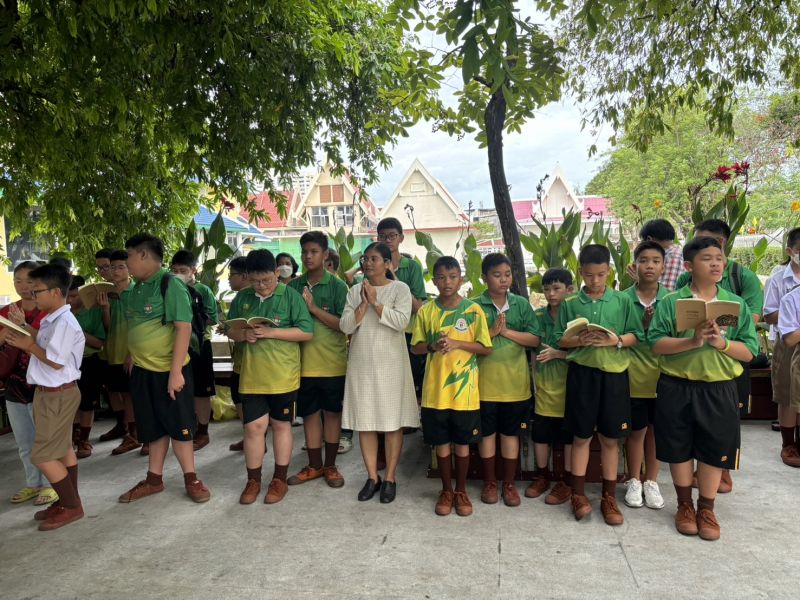 กิจกรรมทำบุญตักบาตรในช่วงเช้า ณ วัดเทพศิรินทราวาส