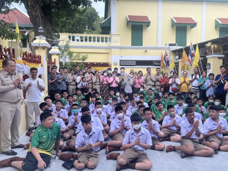 กิจกรรมทำบุญตักบาตรในช่วงเช้า ณ วัดเทพศิรินทราวาส