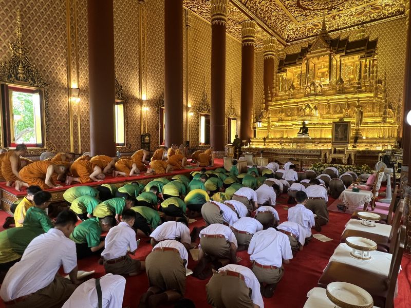 กิจกรรมทำบุญตักบาตรในช่วงเช้า ณ วัดเทพศิรินทราวาส